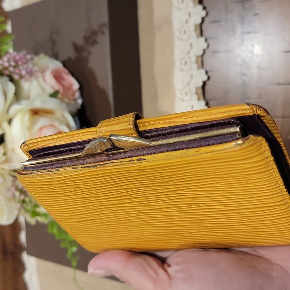 Authentic Louis Vuitton Epi yellow kisslock wallet - Picture 5 of 10
